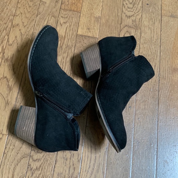 Fergie Bianca Perf Ankle Bootie _ Size 10 M - Picture 11 of 12